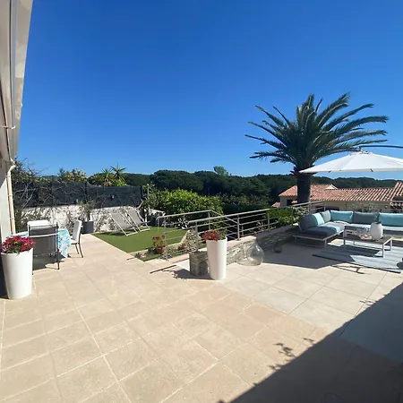Ξενοδοχείο Calme 200m De La 4*